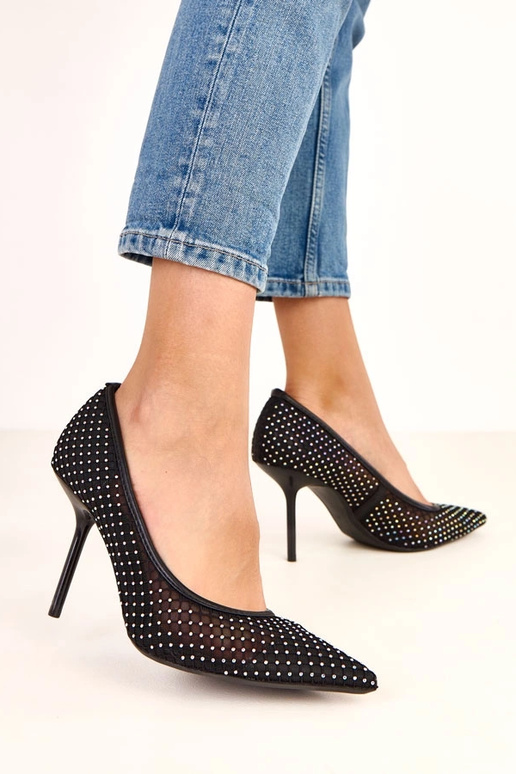 Escarpins en filet noirs ornés de... Escarpins en filet noirs ornés de...