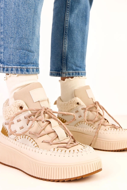 Beige sneeuwlaarzen met veters en... Beige sneeuwlaarzen met veters en...
