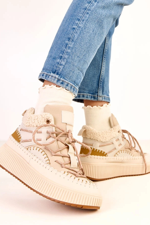 Beige sneeuwlaarzen met veters en... Beige sneeuwlaarzen met veters en...