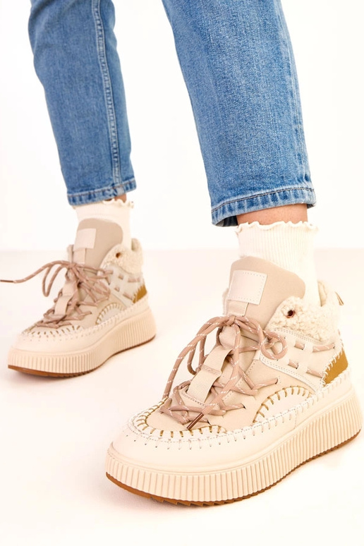 Beige sneeuwlaarzen met veters en... Beige sneeuwlaarzen met veters en...