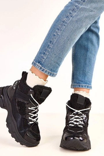 Baskets noires avec lacets... 2