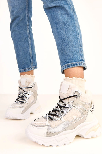 Witte sneakers met veters... 2