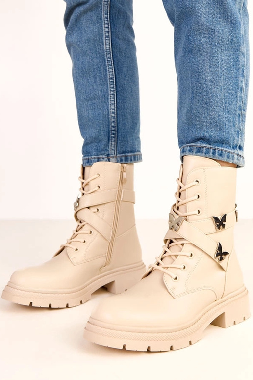 Beige enkellaarsjes versierd met... Beige enkellaarsjes versierd met...