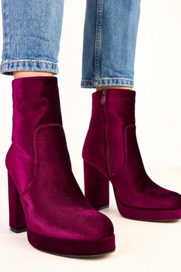 Violette Stiefeletten auf...