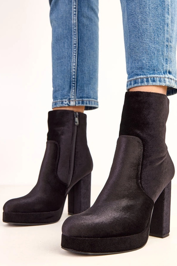 Bottines noires à talon...