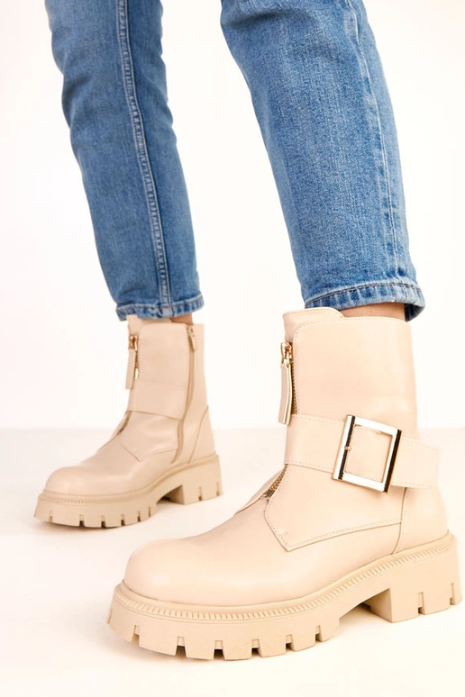 Beige enkellaarsjes op platform met... Beige enkellaarsjes op platform met...