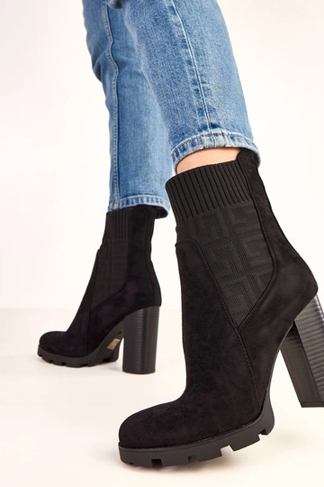 Schwarze Stiefeletten auf... 2