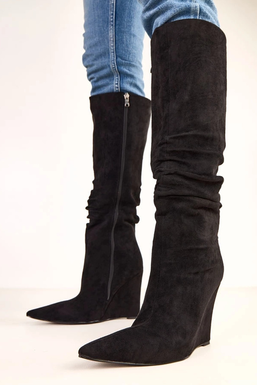 Bottes hautes noires sur plateforme... Bottes hautes noires sur plateforme...