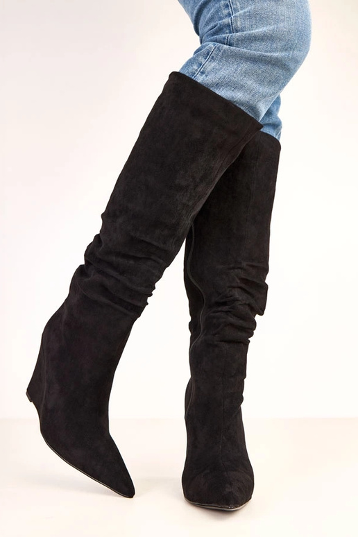 Bottes hautes noires sur plateforme... Bottes hautes noires sur plateforme...