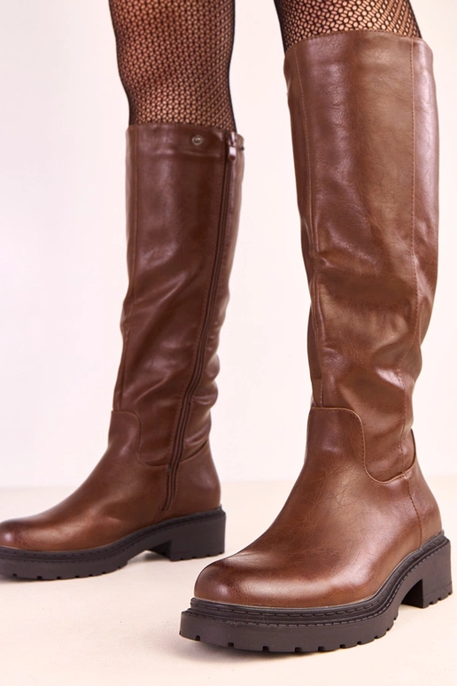 Bottes hautes brunes avec tige... Bottes hautes brunes avec tige...