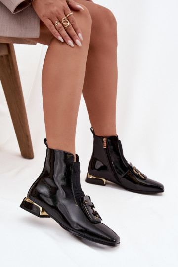 Peau avec effet vernis Bottes pour femmes Sur un talon bas avec des ornements D&A MR52-216 couleur noire