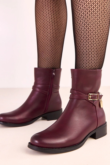 Dunkelrote Stiefeletten...