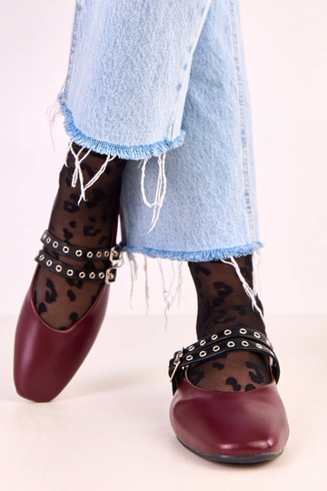 Ballerines Alfira en rouge foncé avec bout carré et boucles