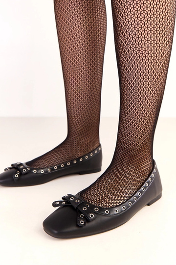 Schwarze Ballerinas Baisa mit dekorativen Ösen und Schleife