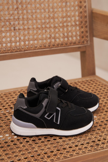 baskets Chaussures modèle baskets Puéril avec attaches adhésives couleur noire Galisse