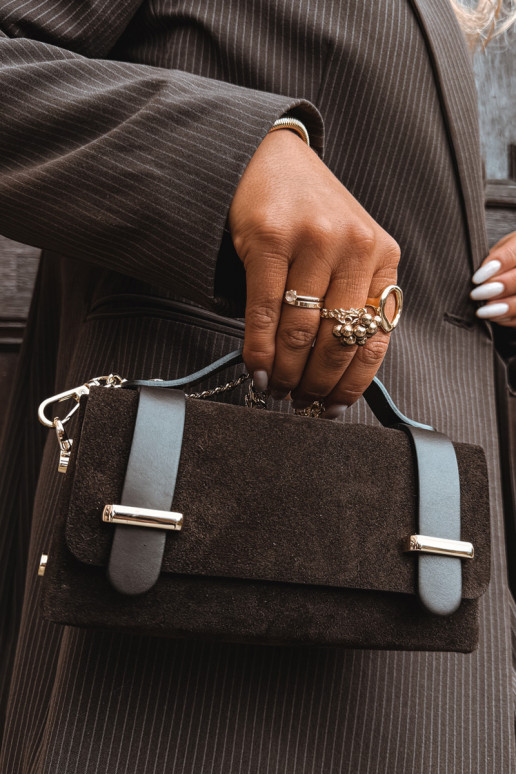 HandtasOpturalnego van suèdeu met kettingen CzekoladoIna Nivra