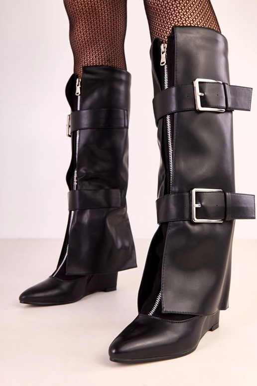 Bottes hautes noires sur plateforme...