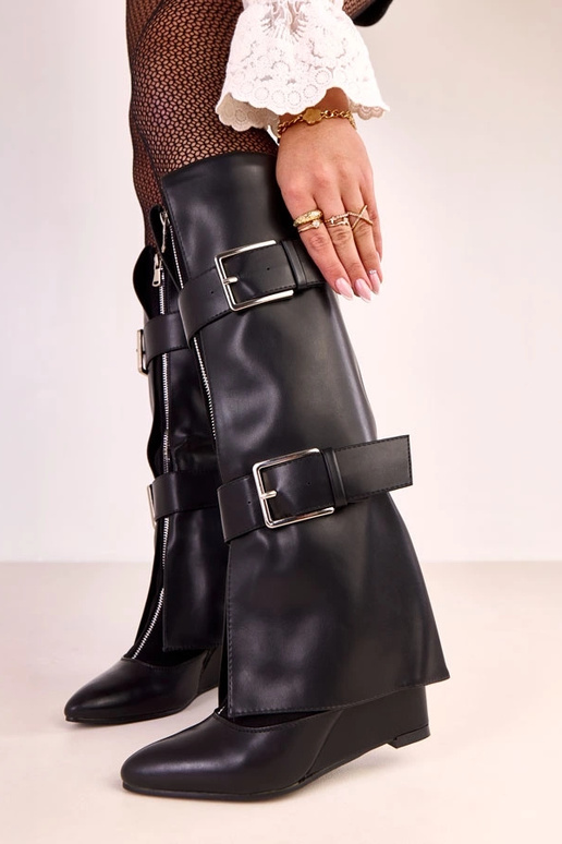 Zwarte laarzen op platform met...