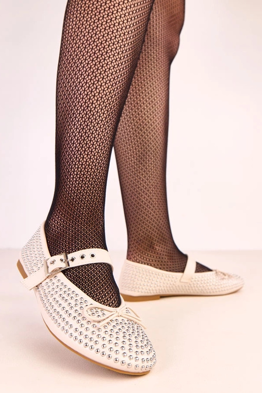 Zandkleurige ballerina's versierd met...