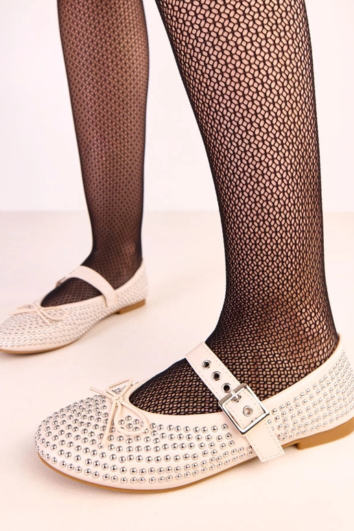 Zandkleurige ballerina's versierd met...