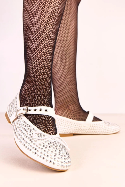 Ballerines blanches ornées de clous...