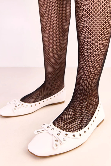 Witte ballerina's met decoratieve gaatjes en strik Baisa