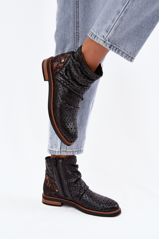 Peau Bottes avec des éléments ajourés Il fautciejka 05922-01 couleur noire Peau Bottes avec des éléments ajourés Il fautciejka 05922-01 couleur noire