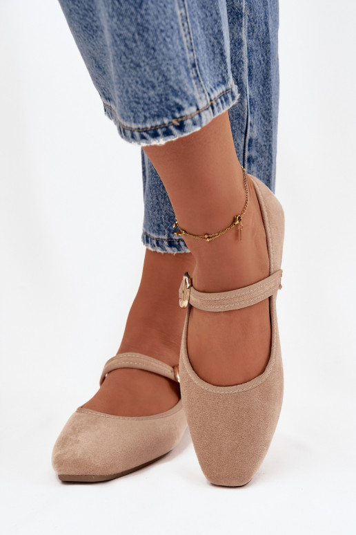 Ballerines avec des sangles I Złotą avec boucles en daim écologiqueoÀe beige Adelora