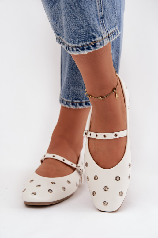 Ballerinas Feminin Ze Silberfarbemi Elementami Zueiße Farbe Es mussrivon