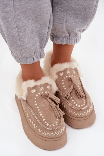 Bottes de neige Féminin avec une plateforme avec un manteau de fourrure Et la frange beige Ferayne