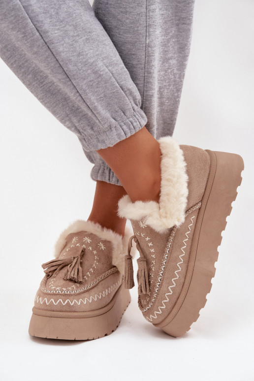 Bottes de neige Féminin avec une plateforme avec un manteau de fourrure Et la frange beige Ferayne