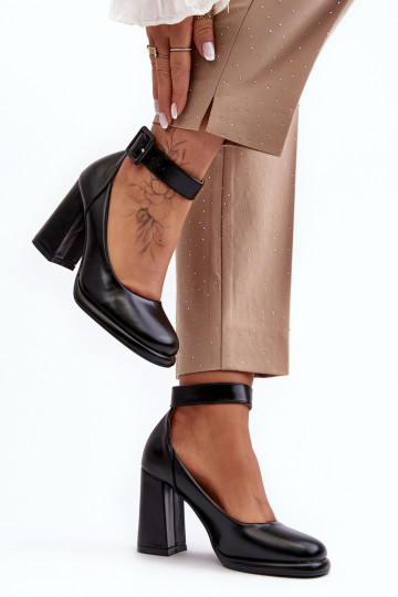 Chaussures avec des talons avec boucles couleur noire Idovana