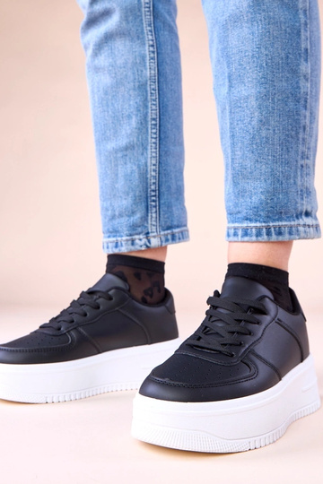 Zwarte sportieve sneakers op een platform Avita