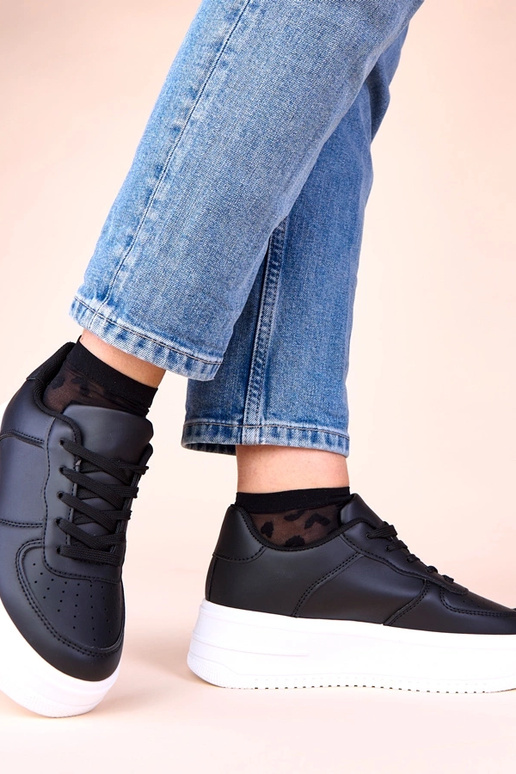 Zwarte sportieve sneakers op een...