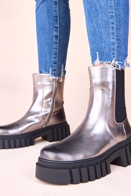 Silberne Stiefeletten auf...