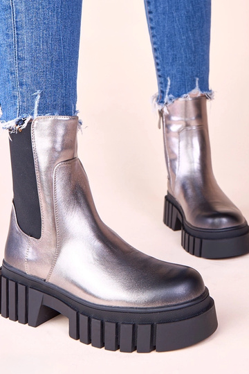 Silberne Stiefeletten auf... 2