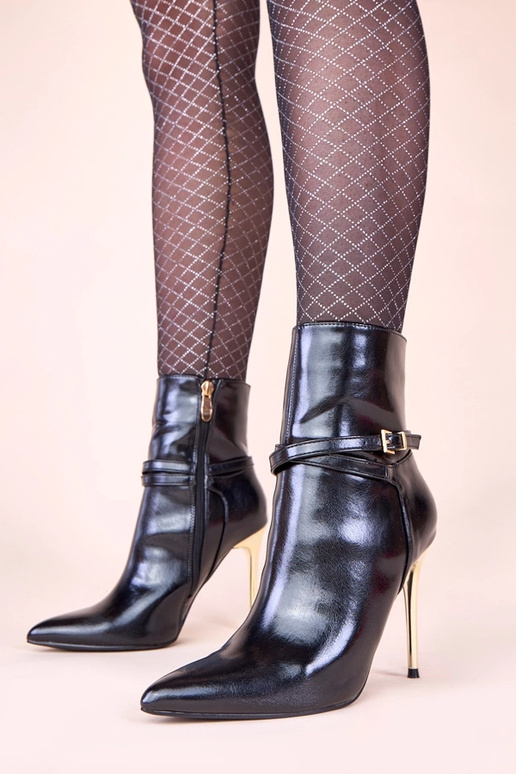 Schwarze Stiefeletten auf goldenen...