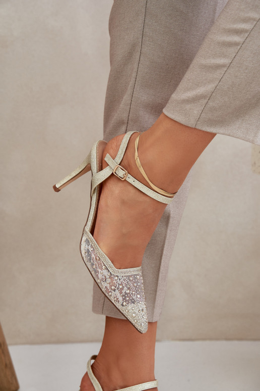 Décoré chaussures à talons hauts avec un talon ouvert couleur dorée Activénadra