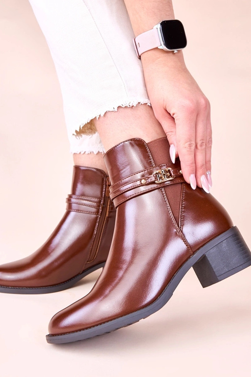 Bottines marron à talon bloc avec une...