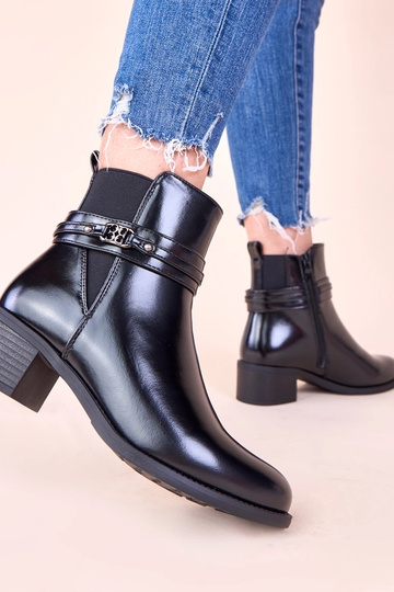 Bottines noires à talon bloc avec une sangle décorative Lilua