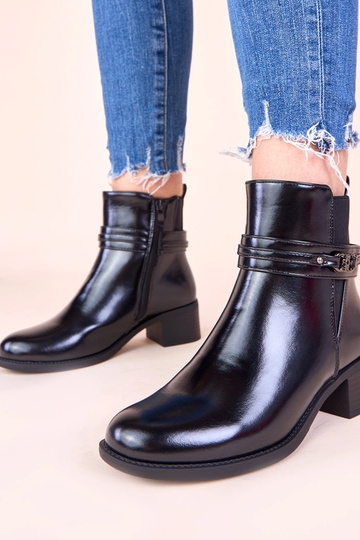 Schwarze Stiefeletten auf... 2