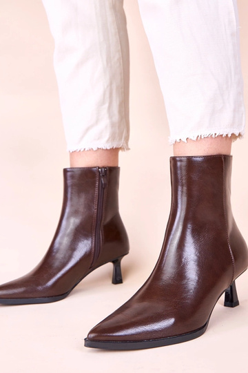 Braune Stiefeletten auf Pfennigabsatz im Entenstil Mordi