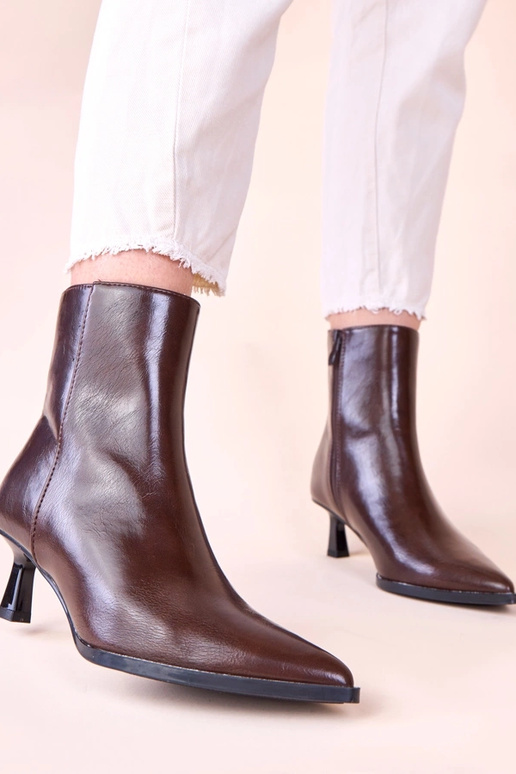 Braune Stiefeletten auf Pfennigabsatz...