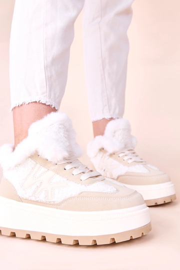 Baskets sable isolées avec...