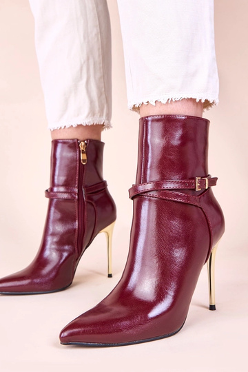 Bottines cerises sur talon...