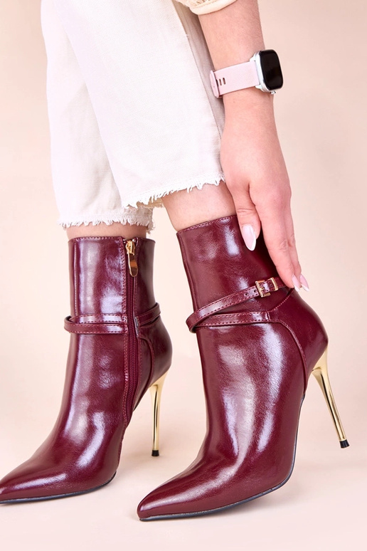 Kirschrote Stiefeletten auf goldenem...