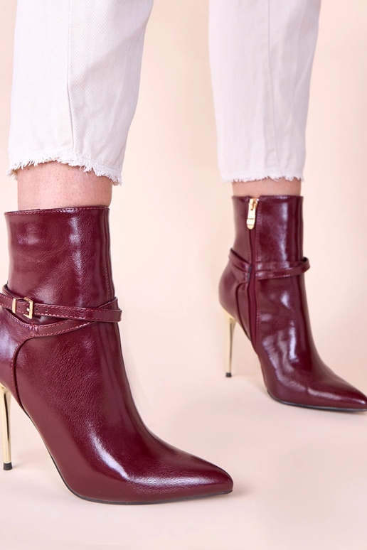 Kirschrote Stiefeletten auf goldenem...