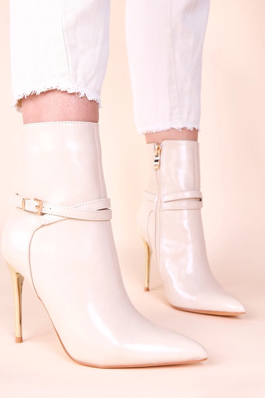 Beige Stiefeletten auf goldenem...