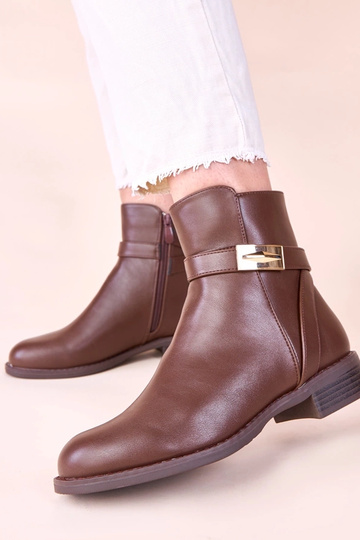 Braune klassische Stiefeletten mit goldenem Schmuck am Riemen Nefera