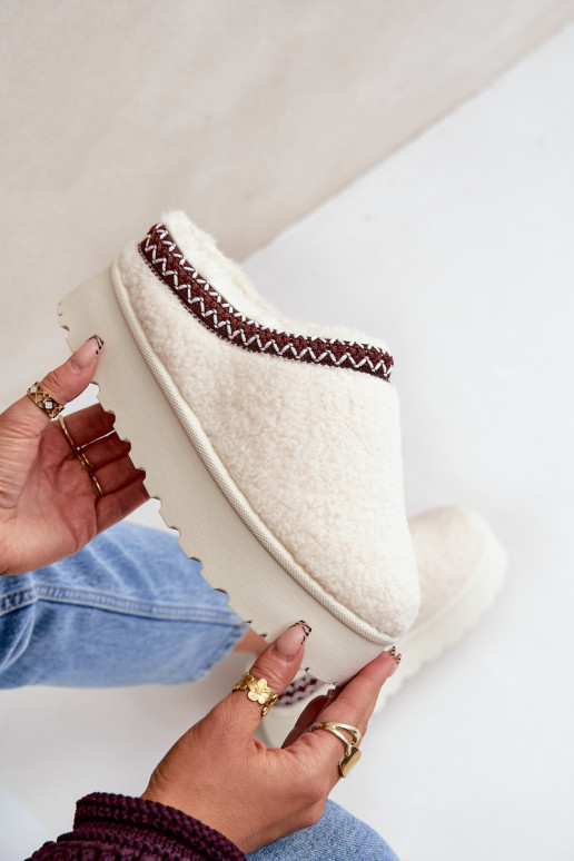 Bottes de neige Chaussons avec une plateforme avec un manteau de fourrure Typu Baranek couleur ivoire Ovirissa